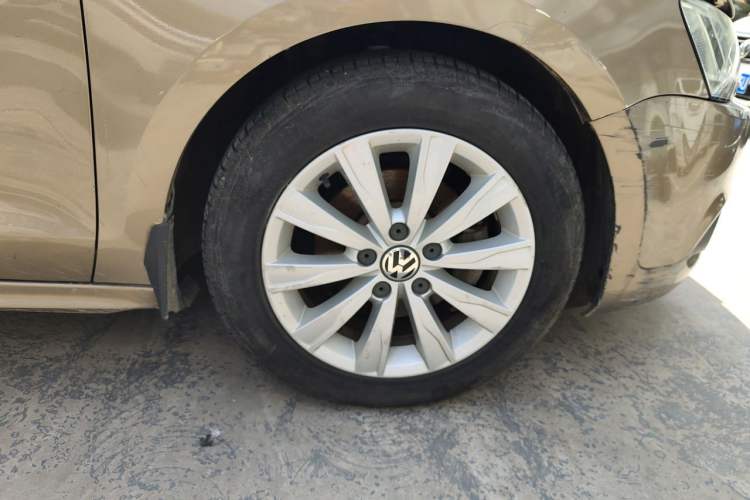 Used Volkswagen Sagitar 2014 1.6L Automatic Comfort Model Right Front Wheel Hub