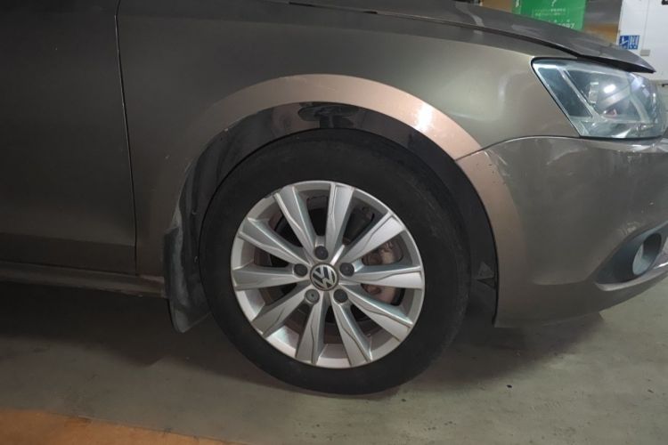 Used Volkswagen Sagitar 2014 1.4TSI Automatic Luxury Model Right Front Wheel Hub