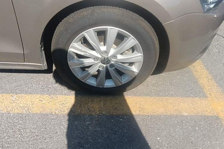 Used Volkswagen Sagitar 2014 Revised Version 1.6L Automatic Comfort Edition Right Front Wheel Hub