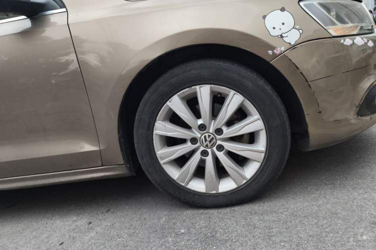 Used Volkswagen Sagitar 2014 1.6L Automatic Comfort Model Right Front Wheel Hub