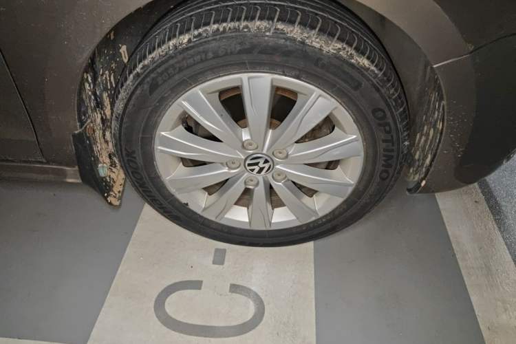 Used Volkswagen Sagitar 2014 Revised Version 1.4TSI Automatic Luxury Edition Right Front Wheel Hub