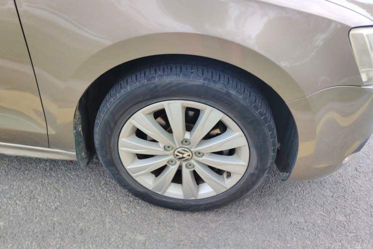 Used Volkswagen Sagitar 2014 Revised Version 1.6L Automatic Comfort Edition Right Front Wheel Hub