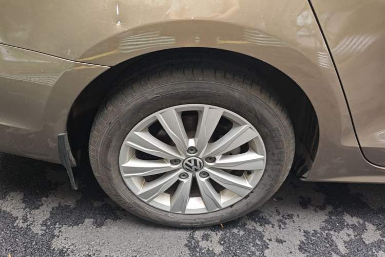 Used Volkswagen Sagitar 2014 Revised Version 1.6L Automatic Comfort Edition Right Rear Wheel Hub