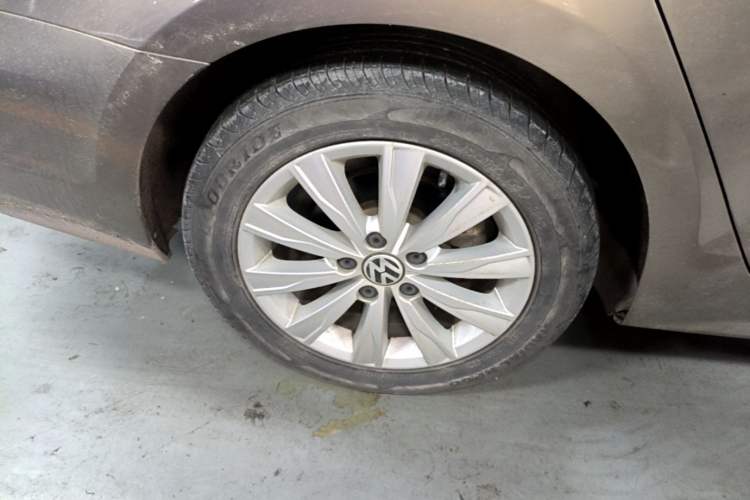 Used Volkswagen Sagitar 2014 Revised Version 1.6L Manual Leading Edition Right Rear Wheel Hub