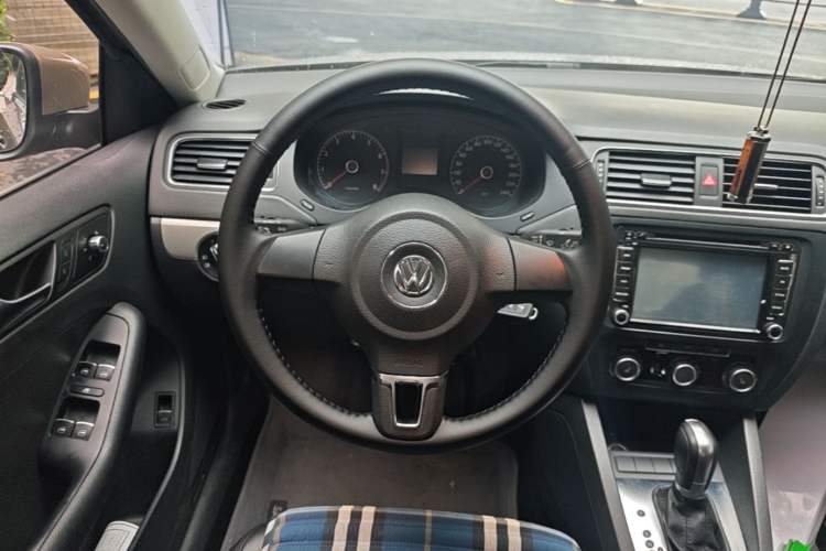 Used Volkswagen Sagitar 2014 Revised Version 1.6L Automatic Comfort Edition Steering Wheel