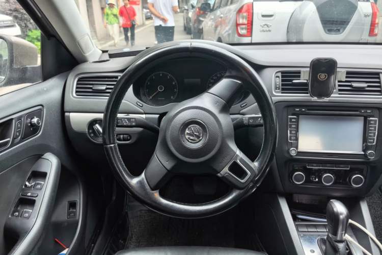Used Volkswagen Sagitar 2014 Revised Version 1.6L Automatic Comfort Edition Steering Wheel