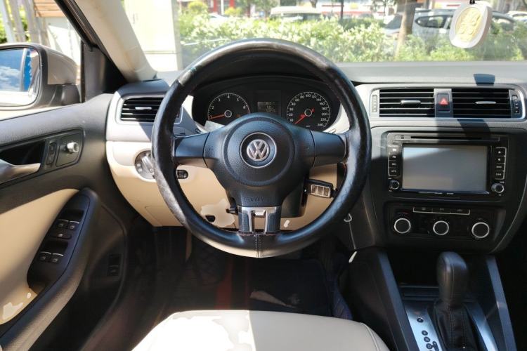 Used Volkswagen Sagitar 2014 Revised Version 1.6L Automatic Comfort Edition Steering Wheel