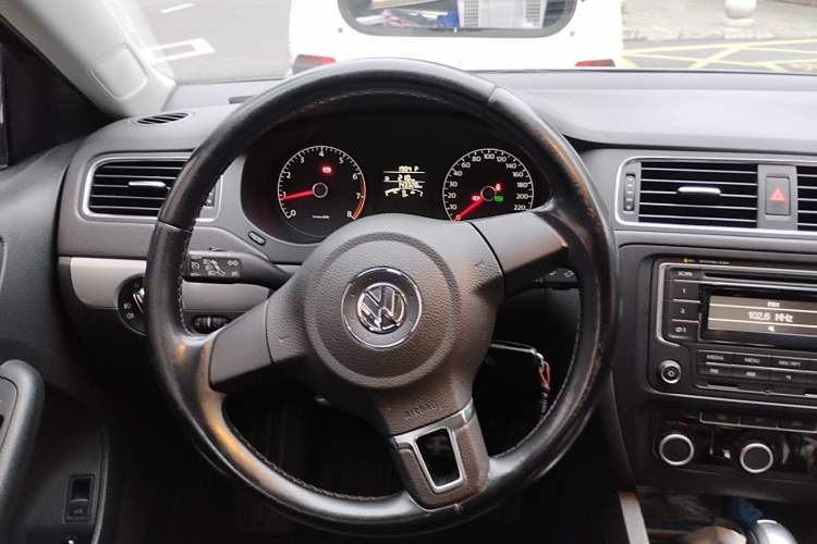 Used Volkswagen Sagitar 2014 Revised Version 1.6L Automatic Comfort Edition Steering Wheel