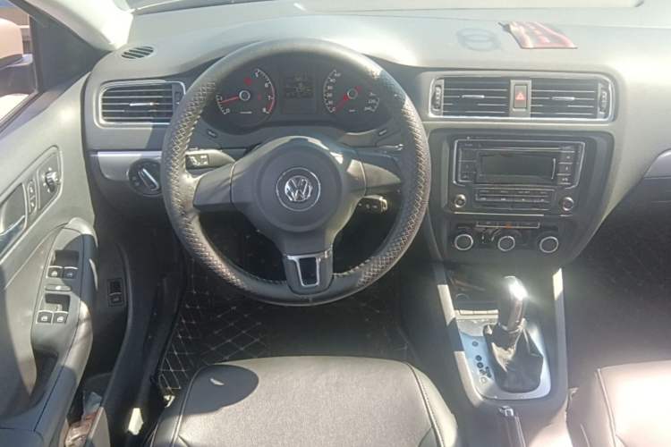 Used Volkswagen Sagitar 2014 Revised Version 1.6L Automatic Comfort Edition Steering Wheel