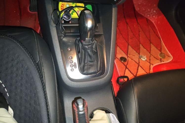 Used Volkswagen Sagitar 2014 Revised Version 1.6L Automatic Comfort Edition Gear Lever