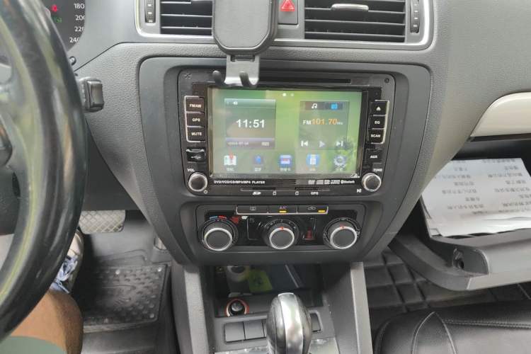 Used Volkswagen Sagitar 2014 1.6L Automatic Comfort Model Audio And AC Panel