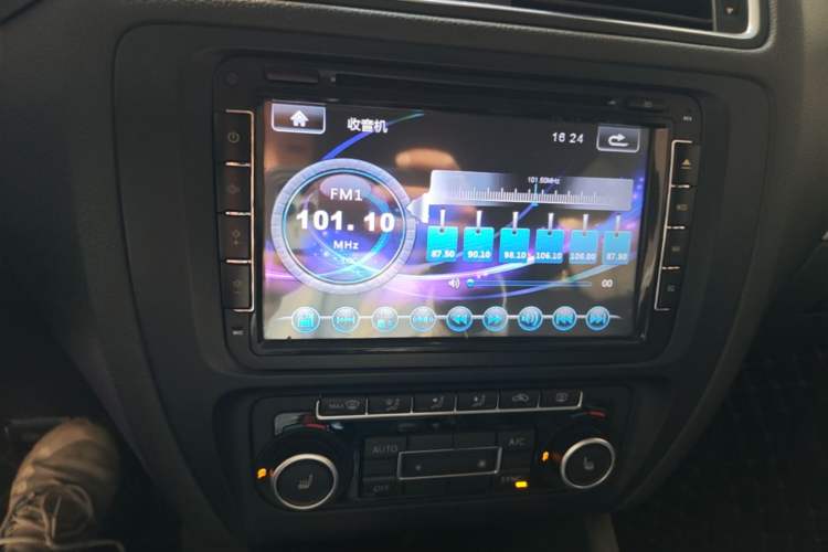 Used Volkswagen Sagitar 2014 1.4TSI Automatic Luxury Model Audio And AC Panel