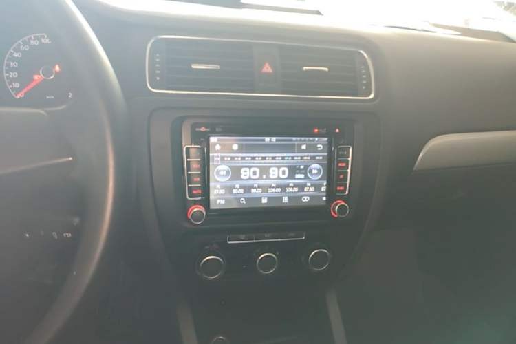 Used Volkswagen Sagitar 2014 Revised Version 1.6L Manual Comfort Edition Audio And AC Panel