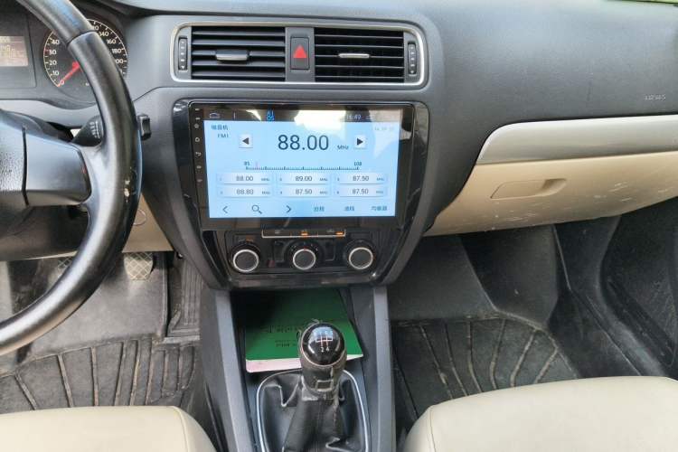 Used Volkswagen Sagitar 2014 Revised Version 1.6L Manual Comfort Edition Audio And AC Panel