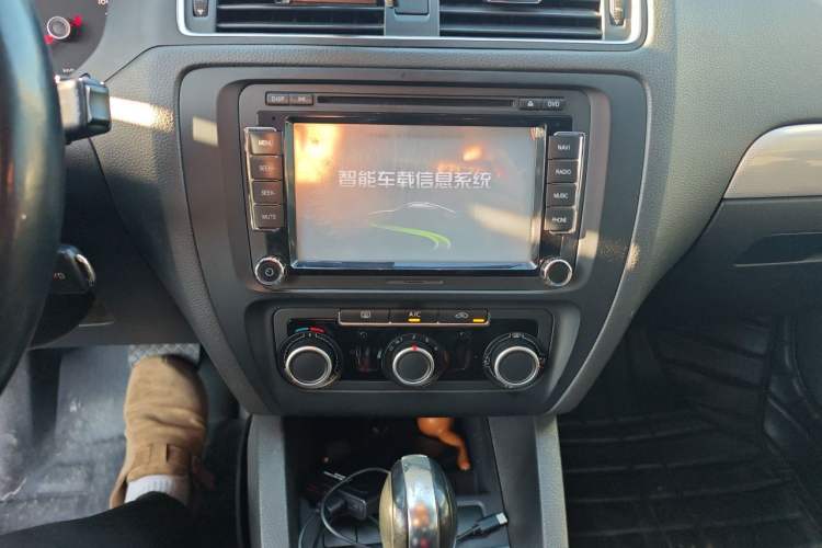 Used Volkswagen Sagitar 2014 1.6L Automatic Comfort Model Audio And AC Panel