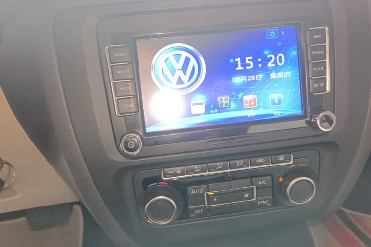 Used Volkswagen Sagitar 2014 Revised Version 1.4TSI Automatic Luxury Edition Audio And AC Panel