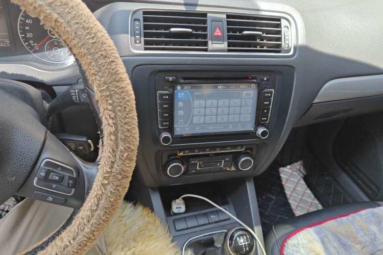 Used Volkswagen Sagitar 2014 1.4TSI Manual Luxury Model Audio And AC Panel