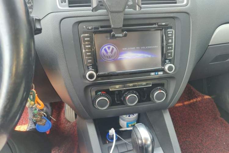 Used Volkswagen Sagitar 2014 Revised Version 1.6L Automatic Comfort Edition Audio And AC Panel