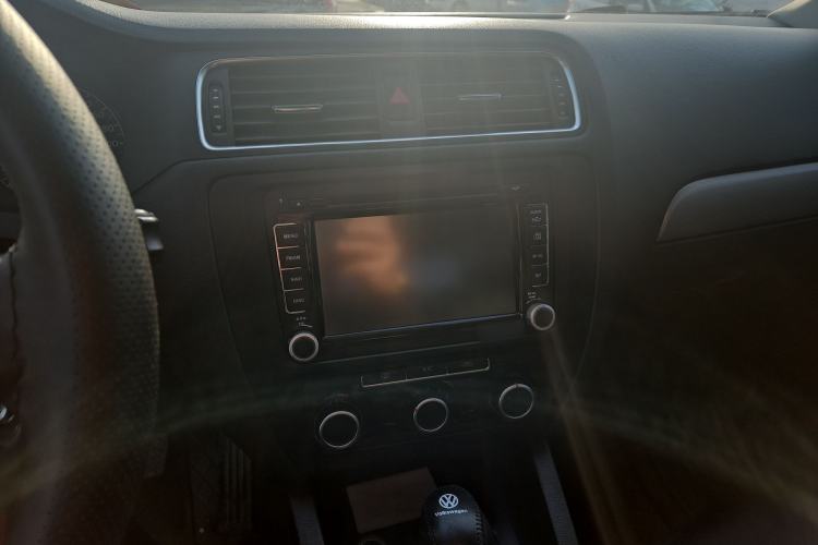 Used Volkswagen Sagitar 2014 Revised Version 1.6L Automatic Comfort Edition Audio And AC Panel