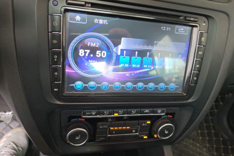 Used Volkswagen Sagitar 2014 1.4TSI Automatic Luxury Model Audio And AC Panel