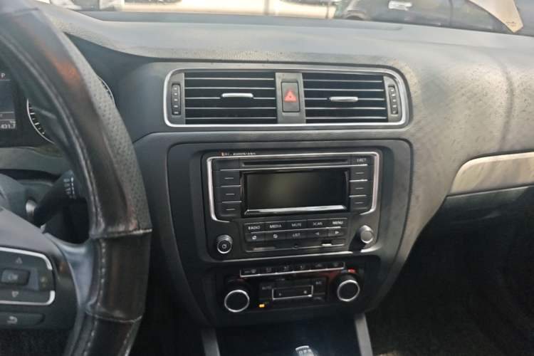 Used Volkswagen Sagitar 2014 Revised Version 1.4TSI Automatic Luxury Edition Audio And AC Panel