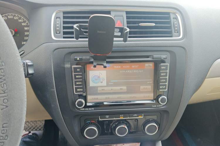 Used Volkswagen Sagitar 2014 Revised Version 1.6L Automatic Comfort Edition Audio And AC Panel