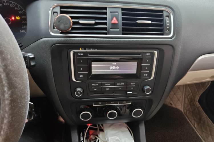 Used Volkswagen Sagitar 2014 Revised Version 1.6L Manual Comfort Edition Audio And AC Panel