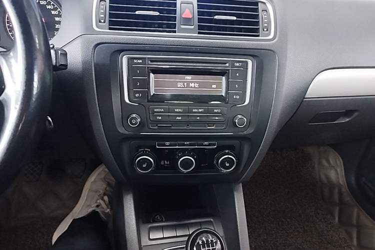 Used Volkswagen Sagitar 2014 1.6L Manual Comfort Model Audio And AC Panel