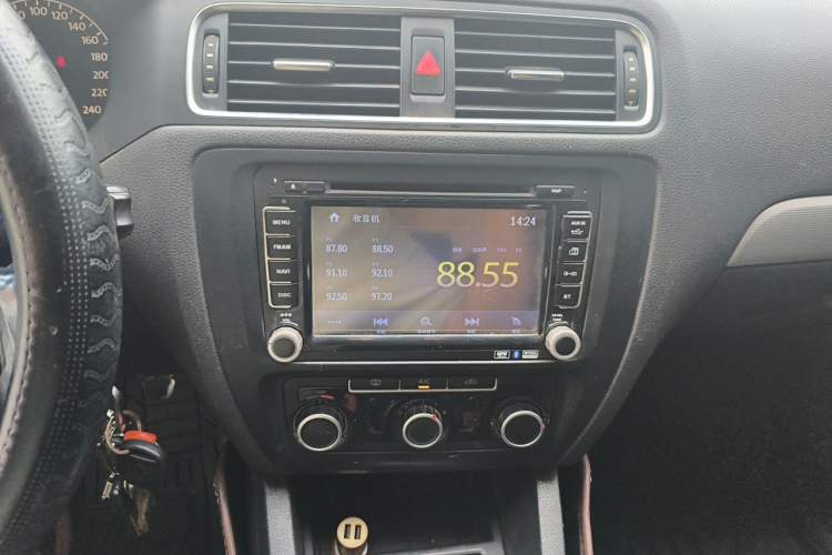 Used Volkswagen Sagitar 2014 Revised Version 1.6L Manual Comfort Edition Audio And AC Panel