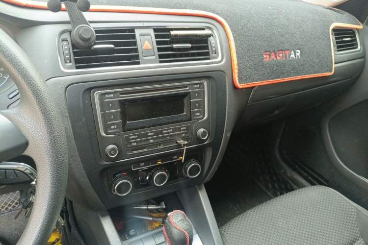 Used Volkswagen Sagitar 2014 1.4TSI Automatic Fashion Edition Audio And AC Panel