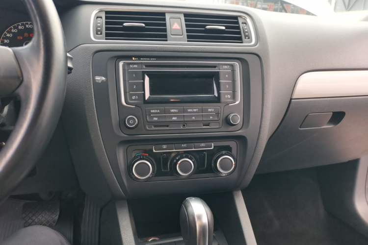 Used Volkswagen Sagitar 2014 Revised Version 1.6L Automatic Comfort Edition Audio And AC Panel