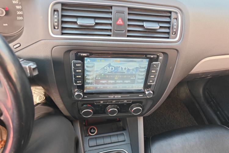 Used Volkswagen Sagitar 2014 Revised Version 1.6L Manual Comfort Edition Audio And AC Panel