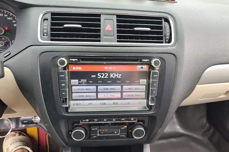 Used Volkswagen Sagitar 2014 Revised Version 1.4TSI Automatic Luxury Edition Audio And AC Panel