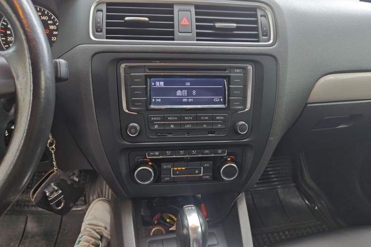 Used Volkswagen Sagitar 2014 Revised Version 1.4TSI Automatic Luxury Edition Audio And AC Panel