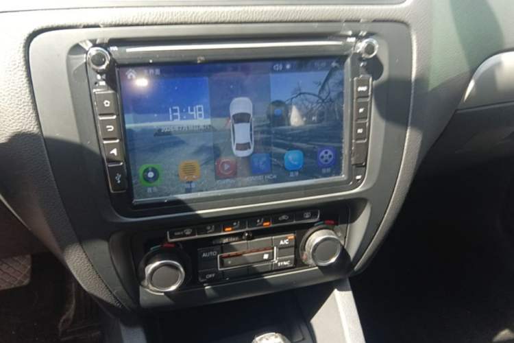 Used Volkswagen Sagitar 2014 1.4TSI Automatic Luxury Model Audio And AC Panel