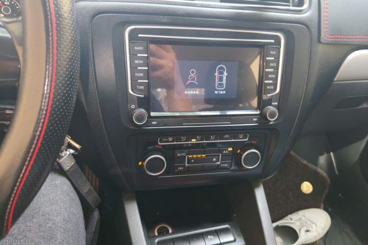 Used Volkswagen Sagitar 2014 1.4TSI Manual Luxury Model Audio And AC Panel