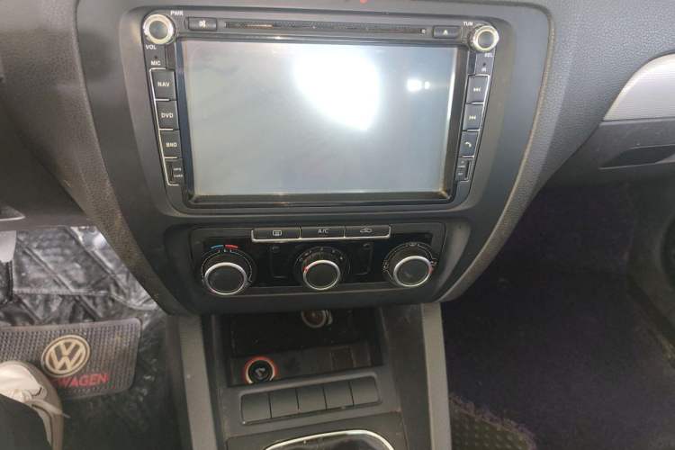 Used Volkswagen Sagitar 2014 1.6L Manual Comfort Model Audio And AC Panel