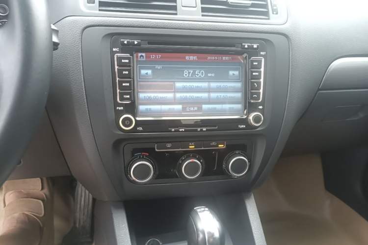 Used Volkswagen Sagitar 2014 Revised Version 1.4TSI Automatic Fashion Edition Audio And AC Panel