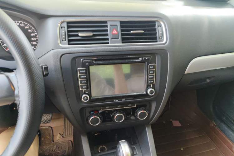 Used Volkswagen Sagitar 2014 1.6L Automatic Comfort Model Audio And AC Panel