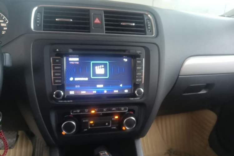 Used Volkswagen Sagitar 2014 Revised Version 1.4TSI Automatic Luxury Edition Audio And AC Panel