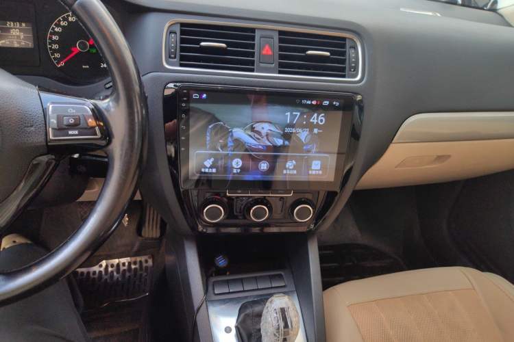 Used Volkswagen Sagitar 2014 1.6L Automatic Comfort Model Audio And AC Panel