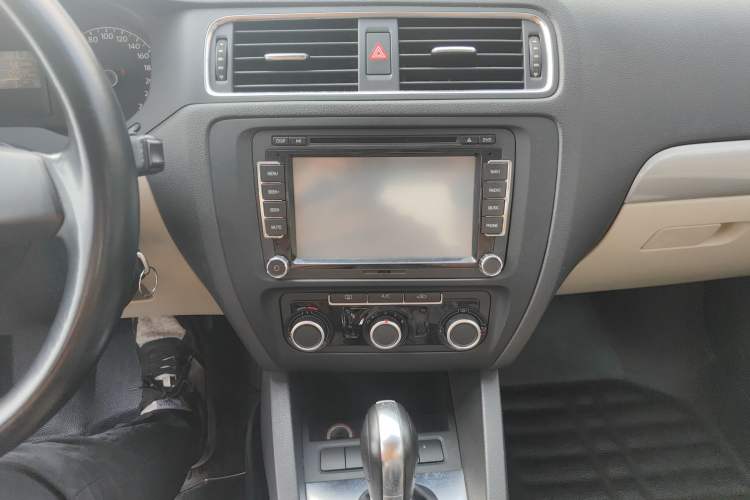 Used Volkswagen Sagitar 2014 Revised Version 1.6L Automatic Comfort Edition Audio And AC Panel