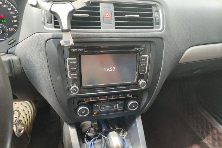 Used Volkswagen Sagitar 2014 1.4TSI Automatic Luxury Model Audio And AC Panel