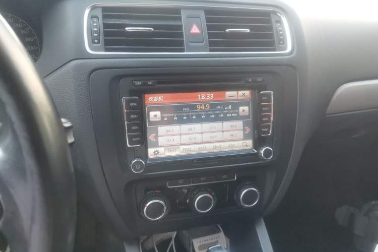 Used Volkswagen Sagitar 2014 1.6L Automatic Comfort Model Audio And AC Panel