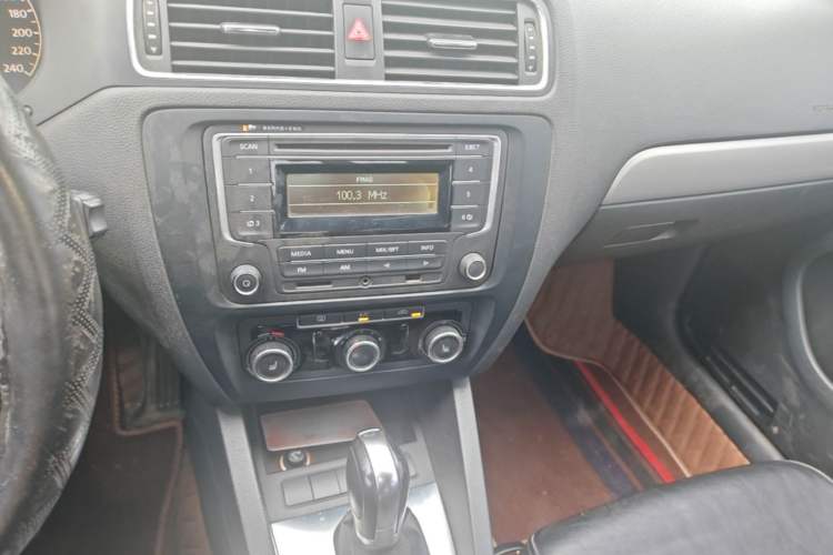 Used Volkswagen Sagitar 2014 1.6L Automatic Comfort Model Audio And AC Panel