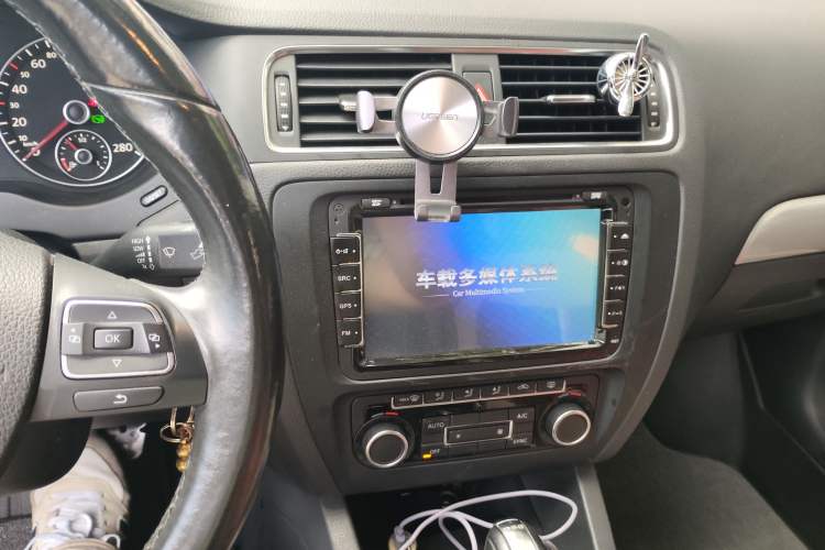Used Volkswagen Sagitar 2014 1.4TSI Automatic Luxury Model Audio And AC Panel