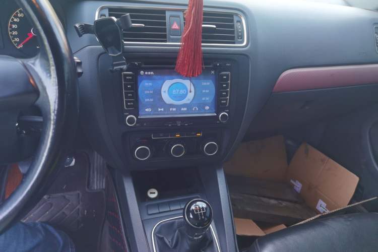 Used Volkswagen Sagitar 2014 1.6L Manual Comfort Model Audio And AC Panel