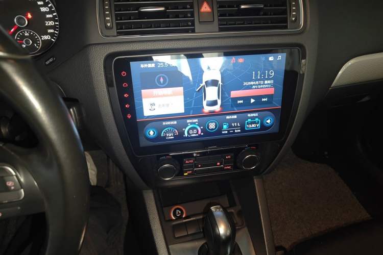 Used Volkswagen Sagitar 2014 Revised Version 1.4TSI Automatic Luxury Edition Audio And AC Panel