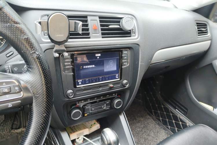 Used Volkswagen Sagitar 2014 Revised Version 1.4TSI Automatic Luxury Edition Audio And AC Panel