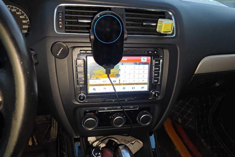 Used Volkswagen Sagitar 2014 Revised Version 1.6L Automatic Leading Edition Audio And AC Panel